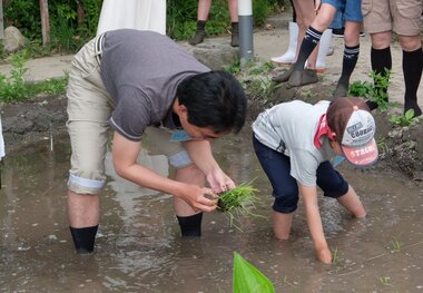 年間パスポート会員さま限定の特別プログラム「里山教室2022～里山で遊ぼう～」を開催稲作体験やいきもの観察で自然とのつながりを遊びながら学ぶ