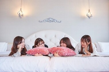 ホカンス女子会にも！フレンチガーリーなきらきらコーナールームに泊まる期間限定「選べるビュッフェ付き宿泊プラン」登場