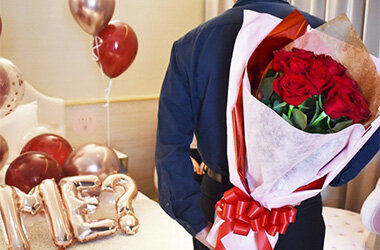 聖なる夜、12本の薔薇「ダズンローズ」がふたりの未来を結ぶ。1日1室限定「クリスマスプロポーズプラン」本日より販売