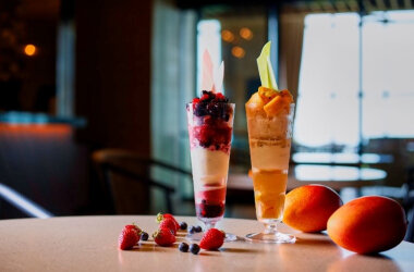 2026年7月1日（水）宙館1階「LOUNGE」にて、鈴木 一夫シェフ監修のパフェ・パルフェを販売開始