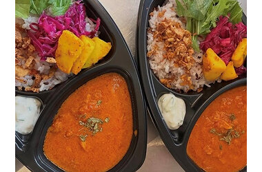 大分のキッチンカーが今年も登場中！手作りカレーやとりキムチ丼など、多彩なグルメでプール後のひと休みを
